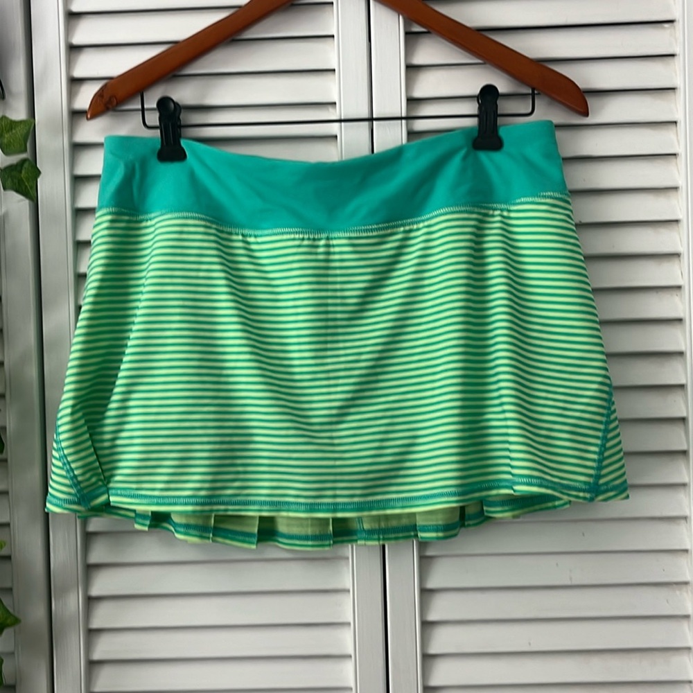 RARE LULULEMON pace setter neon green bali breeze striped running skirt size 10